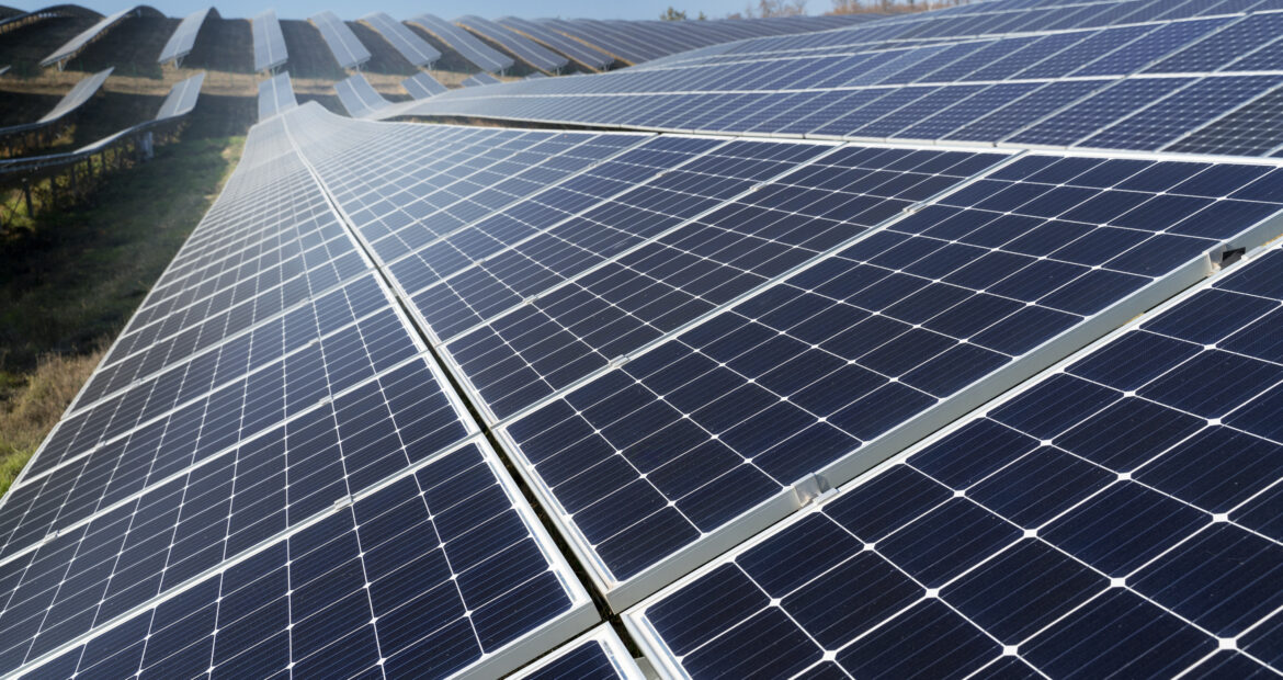 beautiful-alternative-energy-plant-with-solar-panels
