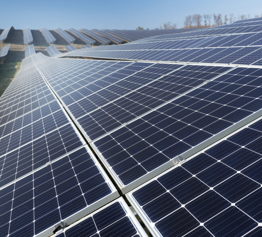 beautiful-alternative-energy-plant-with-solar-panels